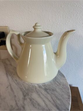 Vintage Hall 6 Cup Teapot - USA Pale Yellow Philadelphia Style. Glued Handle.